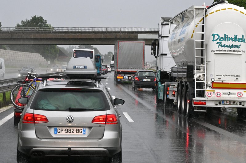 Spet nesreča na naših cestah, že tako močno oviran promet ponekod otežuje še dež (foto: Žiga Živulovič jr./Bobo)