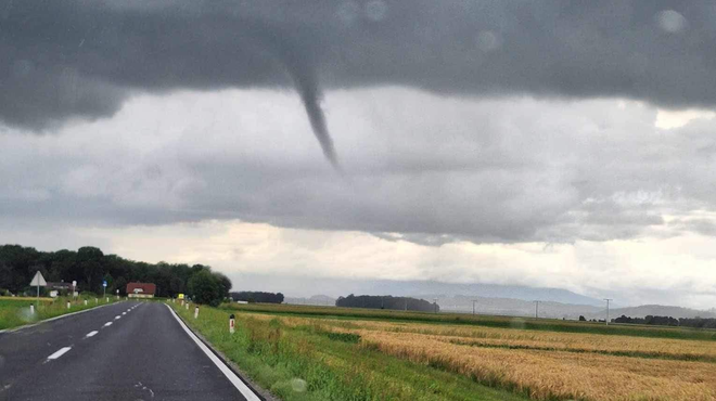 Neurja po Sloveniji povzročila precej težav (nad Ptujem opazovali strah vzbujajoči oblak) (foto: Neurje.si/Kaja Korpar)