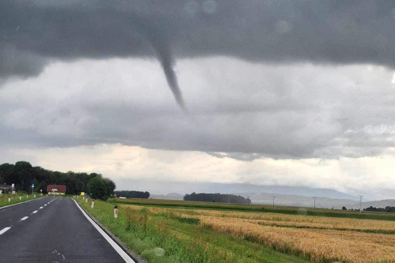 Neurja po Sloveniji povzročila precej težav (nad Ptujem opazovali strah vzbujajoči oblak) (foto: Neurje.si/Kaja Korpar)