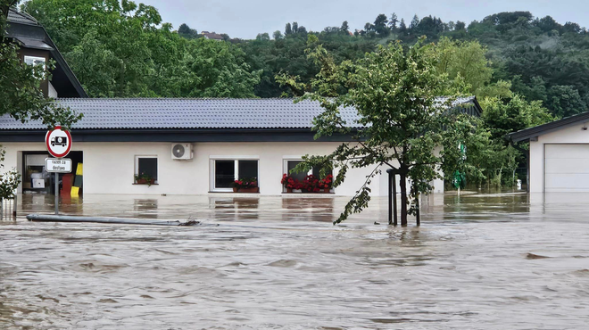 Katastrofalne razmere v Pomurju: ceste in več hiš zalila voda, udrli so se zemeljski plazovi (FOTO in VIDEO) (foto: Facebook/Roman Leljak)