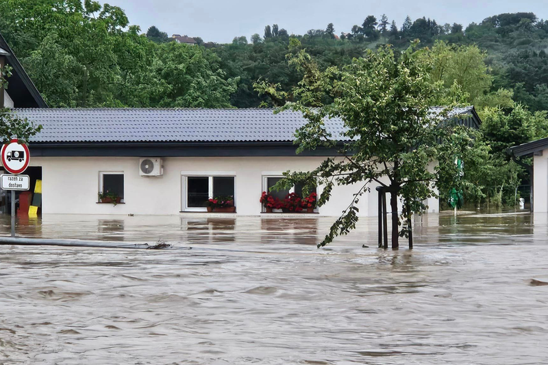 Katastrofalne razmere v Pomurju: ceste in več hiš zalila voda, udrli so se zemeljski plazovi (FOTO in VIDEO) (foto: Facebook/Roman Leljak)