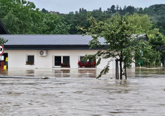 Katastrofalne razmere v Pomurju: ceste in več hiš zalila voda, udrli so se zemeljski plazovi (FOTO in VIDEO)