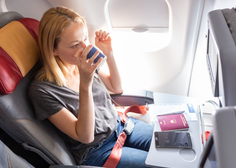 Strokovnjaki raziskali posledice pitje alkohola na letalih in prišli do šokantnih ugotovitev: vaše telo bo ...