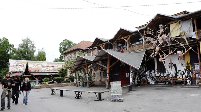 Ducat Maročanov z bokserji, palicami, razpršilci in mačetami nad klub na Metelkovi (policijo čakali več kot uro!) (foto: Bor Slana/Bobo)