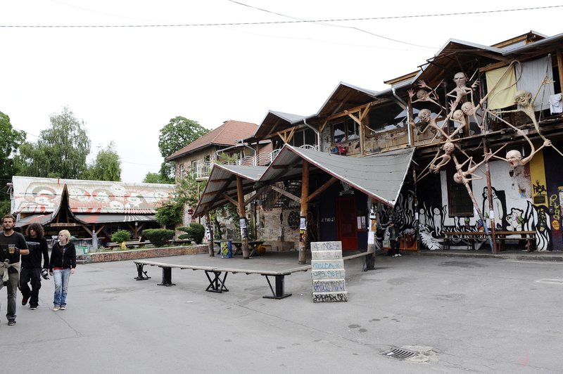 Ducat Maročanov z bokserji, palicami, razpršilci in mačetami nad klub na Metelkovi (policijo čakali več kot uro!) (foto: Bor Slana/Bobo)