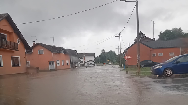 Tragedija zaradi neurij in poplav: v kleti svojega poplavljenega doma se je utopila ženska (foto: Facebook/Slađana Slađa)