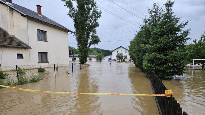 Močni nalivi največ težav povzročili na vzhodu države, Radenci in Gornja Radgona pod vodo (FOTO) (foto: Facebook/Roman Leljak Občina Radenci)