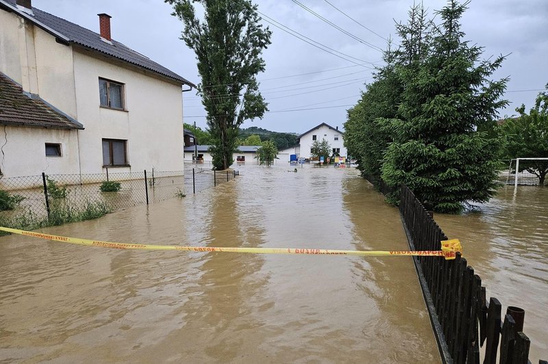 Močni nalivi največ težav povzročili na vzhodu države, Radenci in Gornja Radgona pod vodo (FOTO) (foto: Facebook/Roman Leljak Občina Radenci)