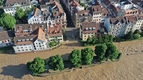 Neurja privedla do naravnih katastrof: hude poplave so prizadele evropska mesta in terjale smrtne žrtve (FOTO in VIDEO)