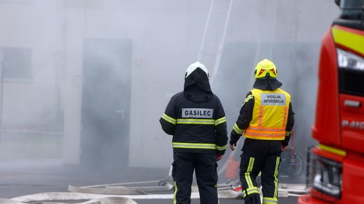 Grozljiv požar na kmetiji v Ankaranu: gasilci na kraju našli nezavestnega 90-letnika (znanih več informacij)