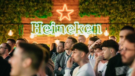 Heineken je skupaj z več kot 2.000 navijači ogrel Pogačarjev trg za finale UEFA Champions League