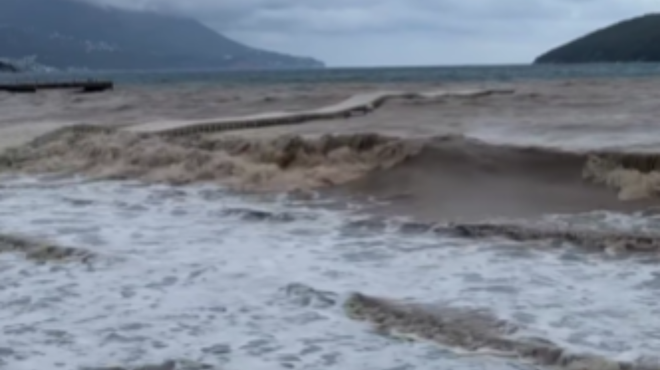 "Kaj za vraga se tukaj dogaja?!" Grozljiv prizor z znane plaže na Jadranu (VIDEO) (foto: Instagram/posnetek zaslona)