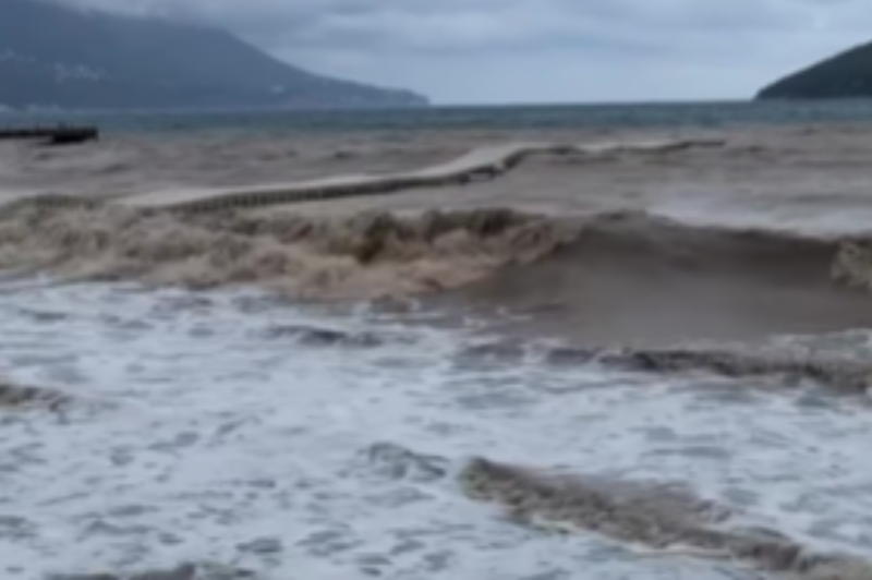 "Kaj za vraga se tukaj dogaja?!" Grozljiv prizor z znane plaže na Jadranu (VIDEO) (foto: Instagram/posnetek zaslona)