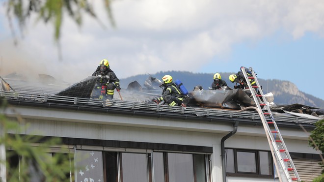 Tržič: ko je zagorelo, je bilo v šoli 40 učencev in osem zaposlenih (VIDEO) (foto: Bobo)