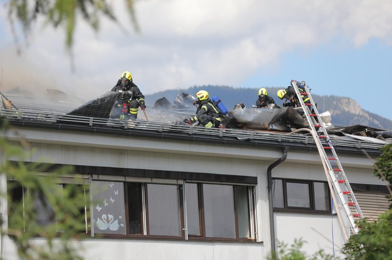 Tržič: ko je zagorelo, je bilo v šoli 40 učencev in osem zaposlenih (VIDEO) (foto: Bobo)