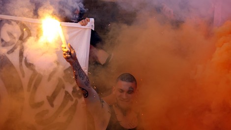 V središču Ljubljane ogenj in maske: Slovenska obrambna straža ponovno nad migrante (FOTO)