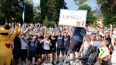 Solze sreče in olajšanja ob končani akciji Deželak Junak: "Hvalaaaaa zlata Slovenija!" (FOTO)