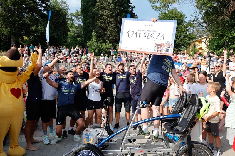 Solze sreče in olajšanja ob končani akciji Deželak Junak: "Hvalaaaaa zlata Slovenija!" (FOTO) (foto: Otton Zajec)