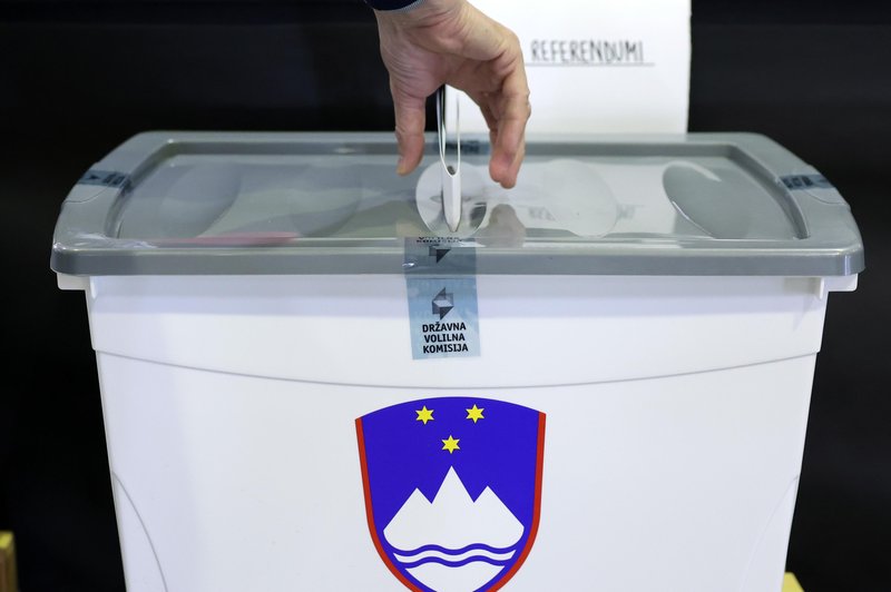 Odprla so se volišča za evropske volitve in posvetovalne referendume (foto: bobo)