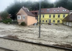 Grozljivi prizori, ki spominjajo na avgustovske poplave: deroča voda na avstrijskem Štajerskem odnašala avtomobile