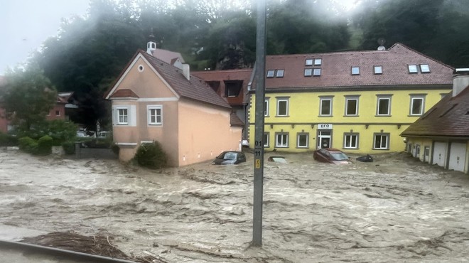 Grozljivi prizori, ki spominjajo na avgustovske poplave: deroča voda na avstrijskem Štajerskem odnašala avtomobile (foto: Facebook Feuerwehr Deutschfeistritz)