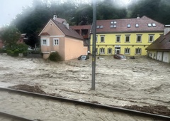 Grozljivi prizori, ki spominjajo na avgustovske poplave: deroča voda na avstrijskem Štajerskem odnašala avtomobile