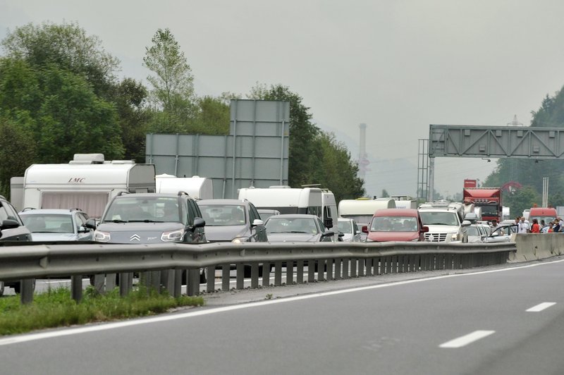 Pozor! Zaradi del se na določenih avtocestah pojavljajo zastoji (foto: Bobo)