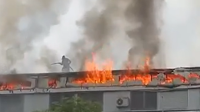 Velik požar v tovarni papirja v Sladkem Vrhu: med neurjem je najprej počilo, nato so zaposleni zaznali dim (foto: Jelka Raduha)