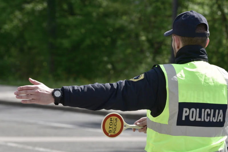 Odvetnik opozarja: "Ko vas ustavi policija, nikar ne odgovarjajte na to vprašanje" (foto: Bobo)