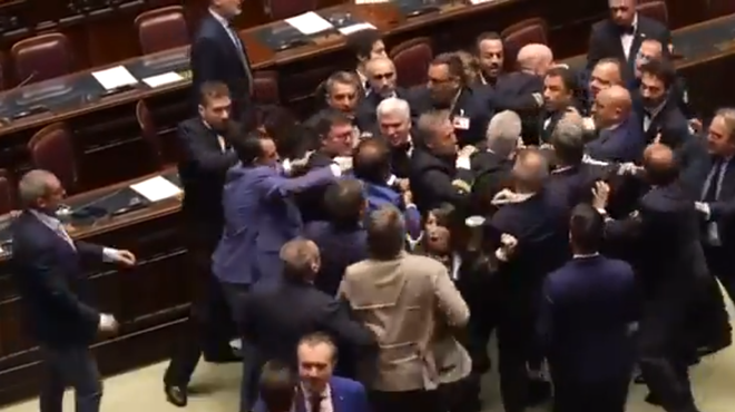 V parlamentu so se stepli: enega odpeljali v invalidskem vozičku (VIDEO) (foto: Twitter/Mapspolitics (posnetek zaslona))