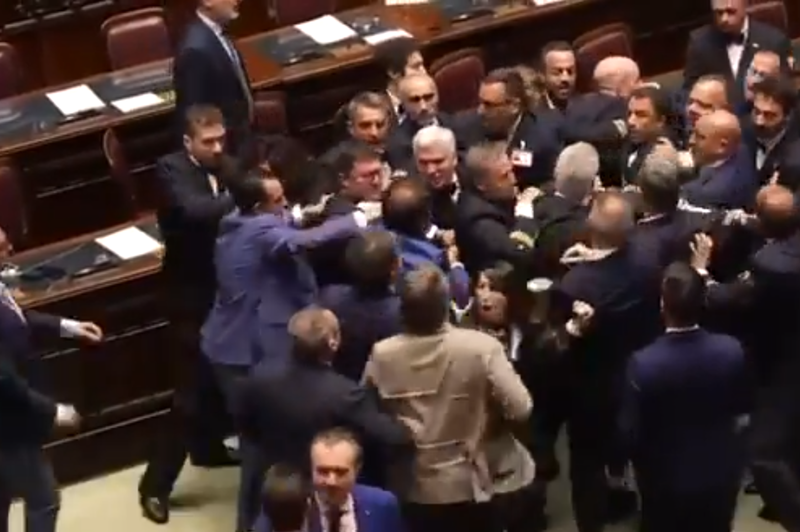 V parlamentu so se stepli: enega odpeljali v invalidskem vozičku (VIDEO) (foto: Twitter/Mapspolitics (posnetek zaslona))