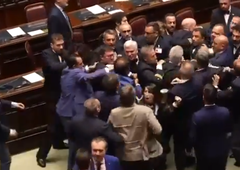 V parlamentu so se stepli: enega odpeljali v invalidskem vozičku (VIDEO)