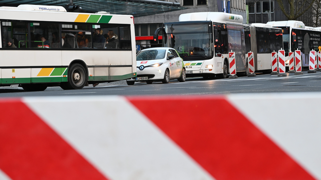 Zapira se prometna ljubljanska ulica: preverite, kje bo potekal obvoz in kje bodo vozili mestni avtobusi (foto: Žiga Živulovič jr./Bobo)