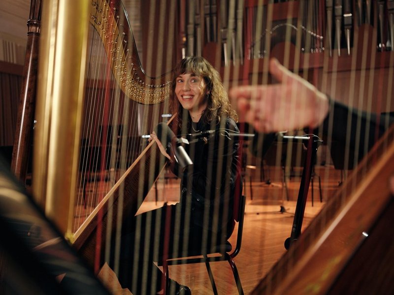 Hana Stupica se je prvič preizkusila v igranju harfe.