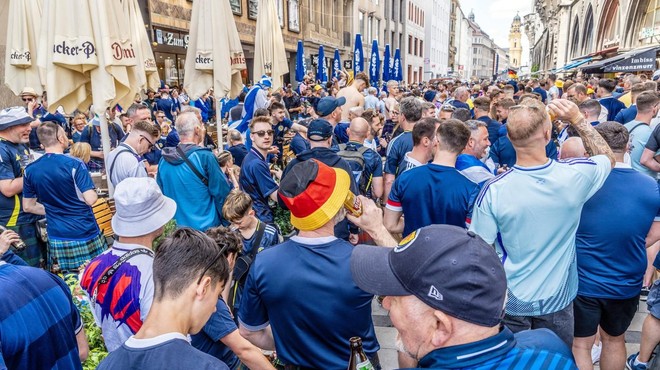 Kot da ne bi bili v Nemčiji: Škoti zapolnili München in zasedli vse pivnice (foto: Profimedia)