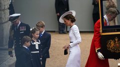 Veličasten dan v Angliji: nasmejana princesa Catherine s svojimi otroki veselo pozdravila vse prisotne (FOTO)