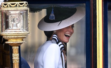 Veličasten dan v Angliji: nasmejana princesa Catherine s svojimi otroki veselo pozdravila vse prisotne (FOTO)