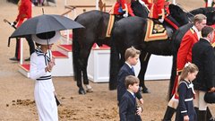 Veličasten dan v Angliji: nasmejana princesa Catherine s svojimi otroki veselo pozdravila vse prisotne (FOTO)