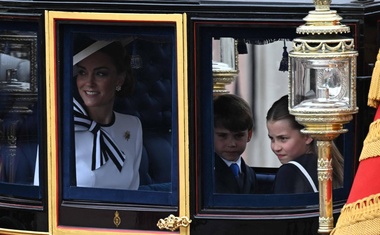 Veličasten dan v Angliji: nasmejana princesa Catherine s svojimi otroki veselo pozdravila vse prisotne (FOTO)