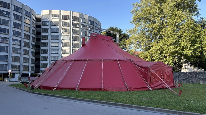 Sredi Ljubljane se je pojavil rdeč šotor, kaj se dogaja? (FOTO) (foto: Uredništvo)