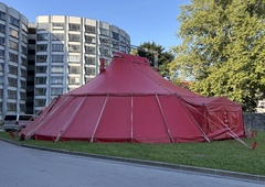 Sredi Ljubljane se je pojavil rdeč šotor, kaj se dogaja? (FOTO)