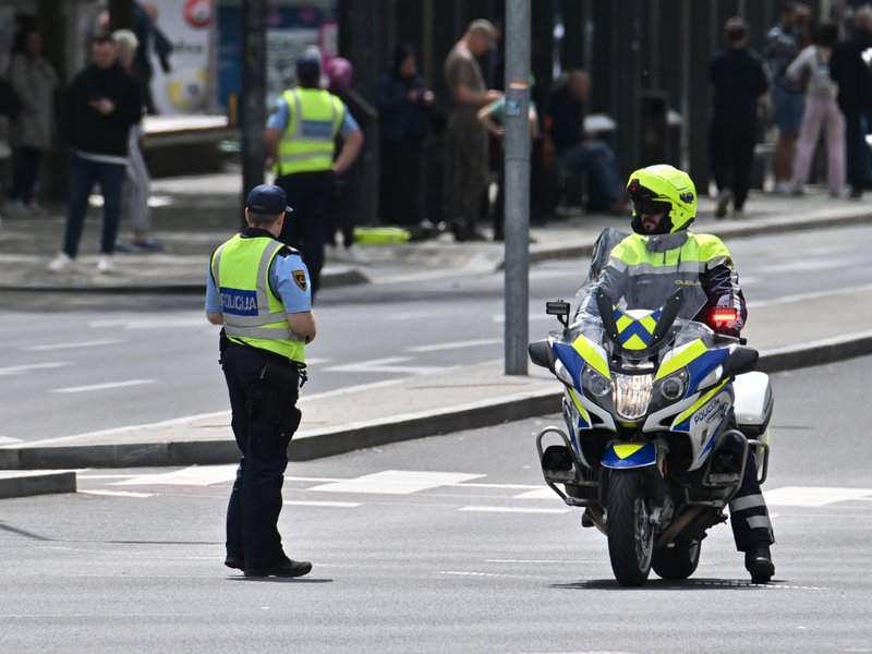 Do konca meseca na cestah več policistov, to je razlog