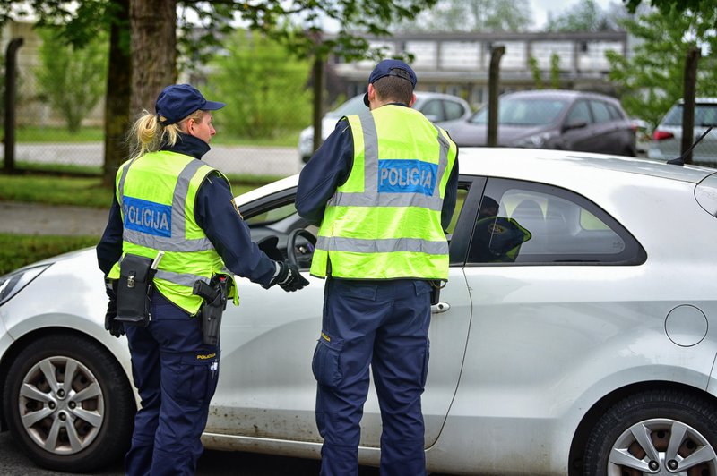 Koprski policisti med nadzorom prometa ustavili voznika, nato pa v njegovi škatlici cigaret opazili nekaj nenavadnega (foto: Bobo)