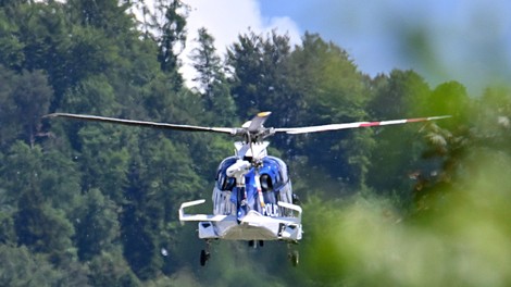 Previdno! Slovenski reševalci s helikopterjem že tretjič v dveh dneh reševali pohodnike: "V gorah je tudi še sneg"