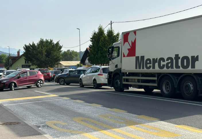 Gneča in zastoji pri avtobusnem postajališču Ruski car