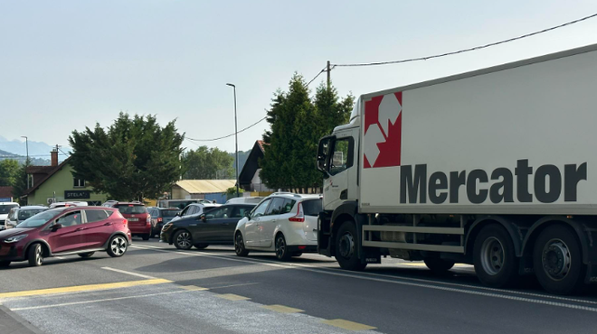 Znane podrobnosti, zakaj je v jutranjih urah v Črnučah prišlo do kaotičnega zastoja (foto: Uredništvo)