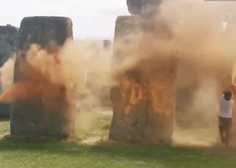 Znameniti Stonehenge v oranžnih barvah, kaj se dogaja?