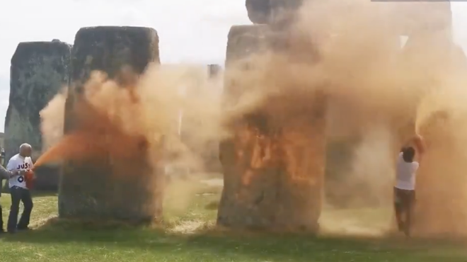 Znameniti Stonehenge v oranžnih barvah, kaj se dogaja? (foto: Twitter/ArchRose90)