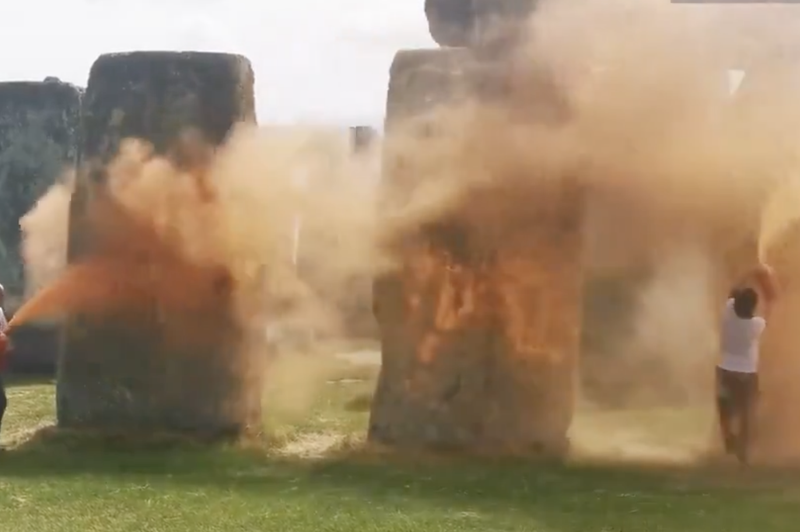 Znameniti Stonehenge v oranžnih barvah, kaj se dogaja? (foto: Twitter/ArchRose90)