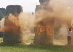 Znameniti Stonehenge v oranžnih barvah, kaj se dogaja?